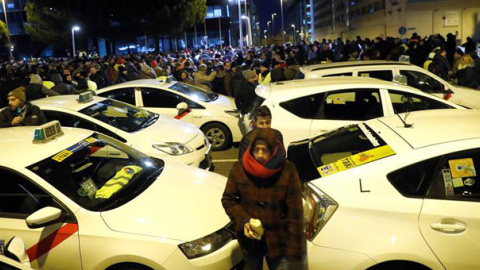 Los taxistas de Madrid en huelga, en Ifema, donde mañana comienza la feria de turismo Fitur. / EFE