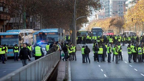 Taxistas cortan la plaza de España de Barcelona. / EFE