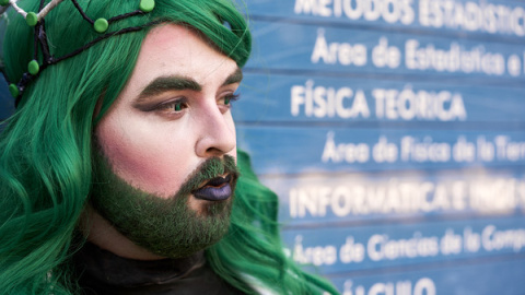 Mario Peláez junto al cartel que indica los distintos departamentos de su universidad. / SINC