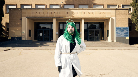 Sassy Science en la puerta de la facultad de Ciencias de la Universidad de Zaragoza. / Álvaro Muñoz Guzmán, SINC