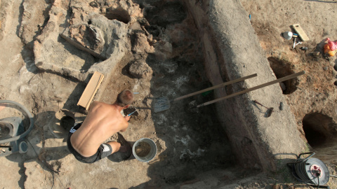 Un arqueólogo búlgaro trabajando en una excavación en un antiguo asentamiento cercano a Yunatsite, al sureste de Bulgaria. REUTERS/Dimitar Kyosemarliev