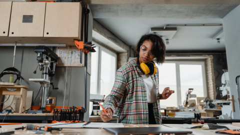 Mujer trabajando taller