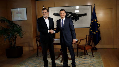 El presidente del Gobierno en funciones, Mariano Rajoy, y el líder de Ciudadanos, Albert Rivera, posan para las cámaras antes de su tercera reunión tras las elecciones del 26-J. REUTERS/Susana Vera