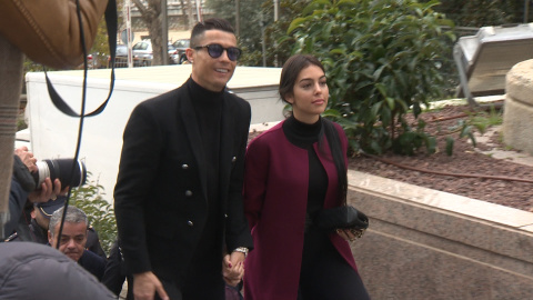 Cristiano Ronaldo hace el 'paseÃ­llo' junto a Georgina