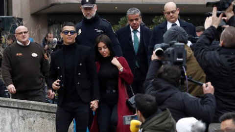 Cristiano Ronaldo, junto a su pareja Georgina Rodríguez, a la salida este martes a la Audiencia Provincial de Madrid/EFE