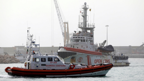 El barco de la ONG española, en el puerto de Sicilia.- REUTERS