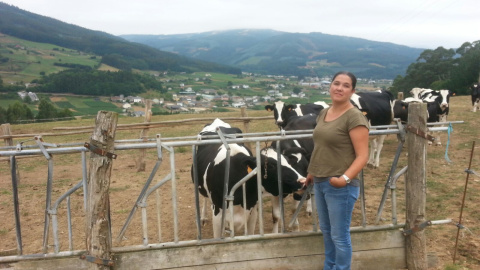 La gallega Isabel Villalba con sus vacas en su explotación de Galicia. ARCHIVO