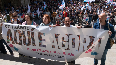 Varias personas se manifiestan por el Día de las Letras Galegas, a 17 de mayo de 2023, en Santiago de Compostela.