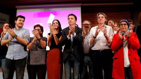 El portavoz de Más Madrid en el Parlamento regional, Íñigo Errejón, junto a la coportavoz del grupo, Rita Maestre, entre otros. - EFE