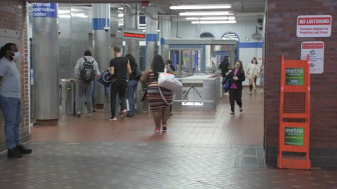 La entrada de una estación de tren de cercanías de Filadelfia (EEUU).