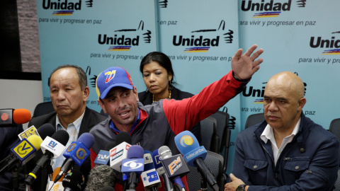 El  dos veces candidato a la presidencia de Venezuela, Henrique Capriles (c), el secretario general de la alianza opositora Mesa de la Unidad Democrática (MUD), Jesús Torrealba (d), y el gobernador del Estado de Amazonas, Liborio Guarulla (