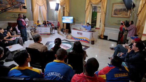 El presidente de Venezuela, Nicolas Maduro, durante su programa de televisión semanal 'En contacto con Maduro', en el Palacio de Miraflores. REUTERS