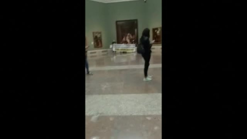 Un grupo de víctimas del aceite de colza se encierra en el museo del Prado y amenaza "con retransmitir en directo su descanso eterno"