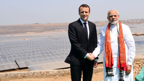 El presidente francés Macron y el primer ministro indio Modi inauguran una central solar de la empresa francesa Engie en Uttar Pradesh tras la cumbre de la Alianza Solar Internacional. / GOI