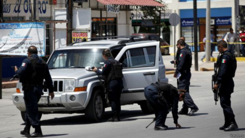 Policías inspeccionan la escena de un crimen en Ciudad Juárez México. REUTERS