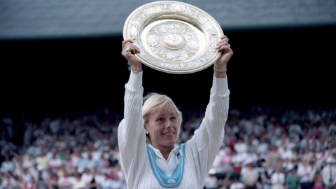 La extenista estadounidense Martina Navratilova tras ganar el torneo de Wimbledon en 1985. REUTERS