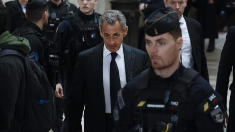 El expresidente francés, Nicolas Sarkozy, llegando al Palacio de Justicia de París para conocer su veredicto.