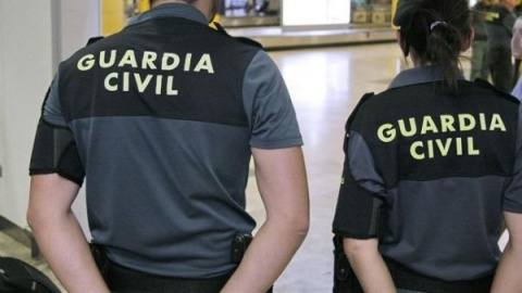 Imagen de unos agentes de la Guardia Civil en el aeropuerto de Madrid-Barajas. EFE