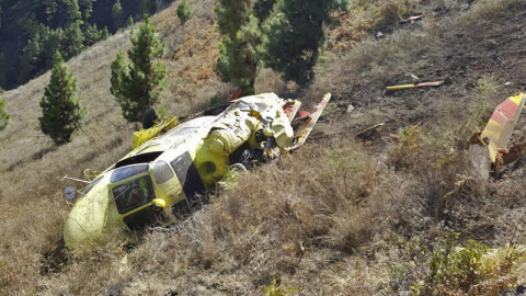 Fotografía facilitada por la Asociación de Trabajadores de las Brigadas de Refuerzo contra Incendios Forestales (BRIF) del helicóptero de esta unidad del Ministerio de Medio Ambiente que esta tarde se ha estrellado en los montes de Mazo mie