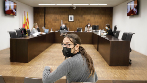 El fotoperiodista Albert Garcia abans de l'inici del judici.