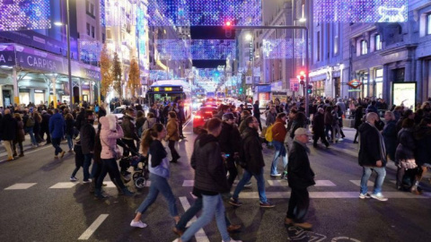 Gente caminando por la Gran Vía remodelada en las pasadas Navidades.