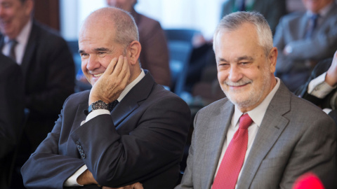 Los expresidentes de la Junta de Andalucía, Manuel Chaves y José Antonio Griñán, durante el juicio de la pieza política del caso ERE en la Audiencia de Sevilla. EFE/ Pepo Herrera