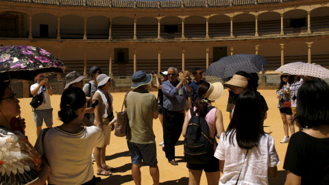 Un grupo de turistas asiáticos visita la plaza de toros de Ronda (Málaga). REUTERS/Jon Nazca