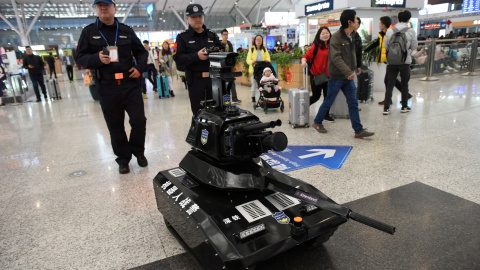 Robot de patrulla en una estación de tren en Shenzhen, China, el pasado lunes. REUTERS/Stringer