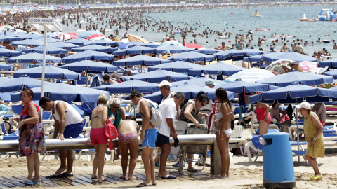 La playa de Benidorm (Alicante) abarrotada de turistas. REUTERS/Heino Kalis