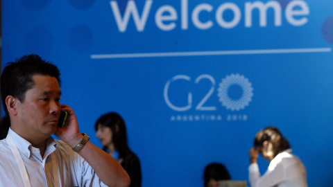 Un hombre habla por su móvil en la sede del encuentro de los ministros de Finanzas del G-20, en Buenos Aires. REUTERS/Marcos Brindicci+