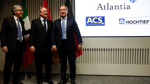 El presidente de ACS, Florentino Pérez (c); el consejero delegado de Atlantia, Giovanni Castelluci (i), y el presidente de Hochtief, Marcelino Fernández Verdes (d), durante la rueda de prensa para explicar los detalles de su oferta conjunta