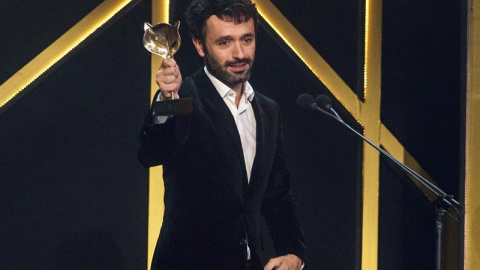 El director Rodrigo Sorogoyen con el premio a mejor dirección por la película el Reino, en la gala de los Premios Feroz 2019. - EFE