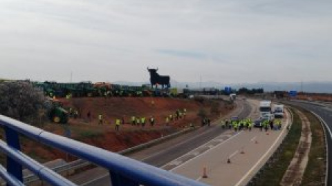 Las protestas de los agricultores mantienen cortadas al tráfico la A-4 en Madridejos y la A-43 en Villar de Cantos