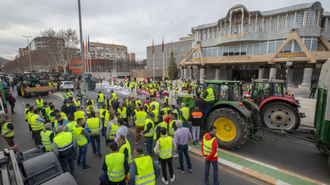 Agricultores del Campo de Cartagena han cortado el tráfico este miércoles a la altura de la Asamblea Regional este miércoles 14 de febrero de 2024.