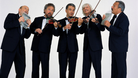 Los integrantes de Les Luthiers (Marcos Mudstock, Carlos Núñez Cortés, Jorge Maronna, Carlos Puccio, y el fallecido Daniel Rabinovich), en una foto promocional del grupo