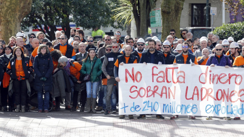 Concentración de trabajadores de una filial de Tubos Reunidos (Productos Tubulares), contra el ERE en la empresa, ubicada en Trapagaran (Bizkaia). EFE/ LUIS TEJIDO