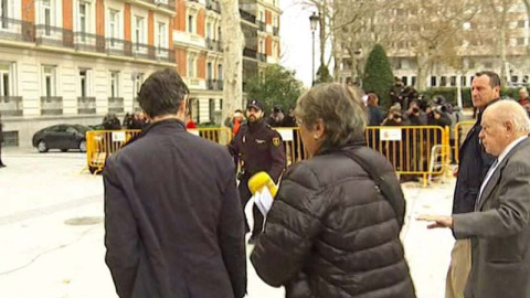 La periodista de Catalunya Ràdio, Mercè Alcocer, en el momento en que intenta obtener declaraciones de Jordi Pujol y su abogado tras salir de la Audiencia Nacional. VÍDEO TV3