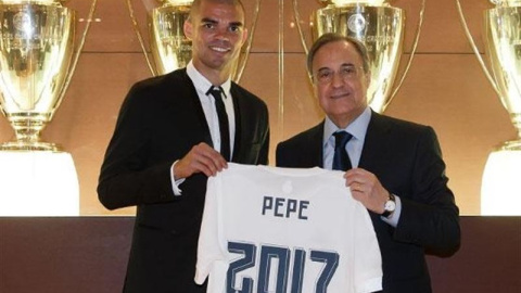 Pepe, central internacional portugués del Real Madrid, extendió su contrato con el club madridista hasta el año 2017. REALMADRID