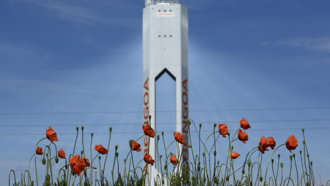 Torre de Abengoa en su planta solar Solucar, en Sanlucar la Mayor, cerca de Sevilla. REUTERS