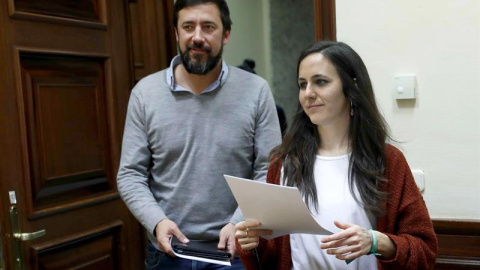 Los diputados de Podemos Antón Gómez-Reino e Ione Belarra durante el registro de una proposición de ley a la que ha bautizado con el título "sobrevivir no es delito", y que pide despenalizar la venta ambulante", esta tarde en el Congreso de