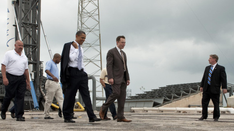 El presidente Barack Obama recorre las instalaciones de SpaceX en Cabo Cañaveral acompañado por Elon Musk en julio de 2010. / NASA/Bill Ingalls.