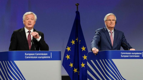 El jefe negociador de la Unión Europea (UE) para el Brexit, Michel Barnier (d), y el ministro para la salida del Reino Unido de la UE, David Davis (i), ofrecen una rueda de prensa tras su reunión en Bruselas (Bélgica). EFE/ Olivier Hoslet