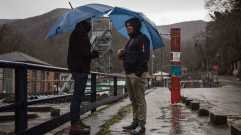 Álvaro Álvarez (izquierda) y Juan Antuña, trabajadores de la mina La Nicolasa, en Mieres, conversan en la puerta de la mina. -JAIRO VARGAS