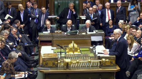 Captura de vídeo tomada de la señal de la unidad de grabación del Parlamento británico que muestra al líder laborista, Jeremy Corbyn, mientras comparece ante la primera ministra, Theresa May. - EFE