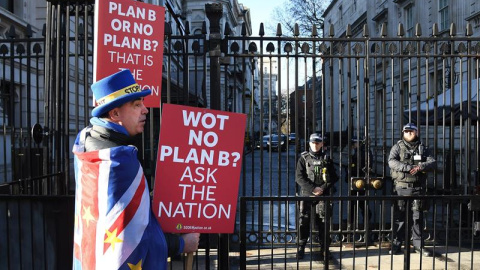 Un defensor de la celebración de un nuevo referéndum sobre el brexit se manifiesta en Downing street durante la celebración del Consejo de Ministros en Londres. - EFE