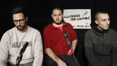 Los raperos Valtonyc, Pablo Hasel y Elgio, durante el acto celebrado esta tarde en Sabadell (Barcelona). EFE