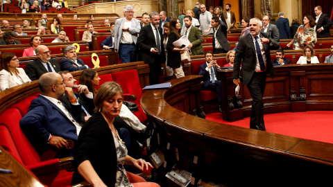 26/09/2019.- El diputado de Ciudadanos Carlos Carrizosa (d) abandona el debate de política general en el Parlament tras ser expulsado, después de una tensa bronca entre diputados independentistas y la bancada de Ciudadanos. / EFE QUIQUE GAR