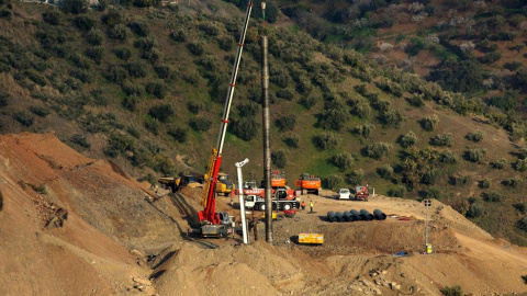 Continúan los trabajos del rescate de Julen, el niño de dos años que cayó el pasado domingo día 13 a un profundo y estrecho pozo en la localidad de Totalán | EFE