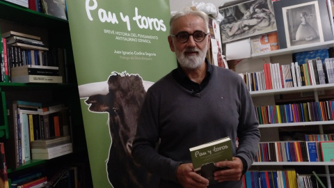 Juan Ignacio Codina, este jueves en la presentación de su libro 'Pan y toros. Breve historia del pensamiento antitaurino español' en la Librería Antígona de Zaragoza. E.B.