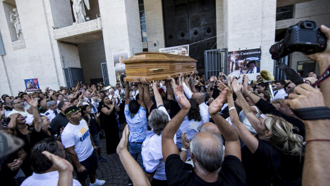 Varias personas asisten al funeral del capo de la mafia Vittorio Casamonica, frente a la iglesia San Juan Bosco de Roma. EFE/Massimo Percossi